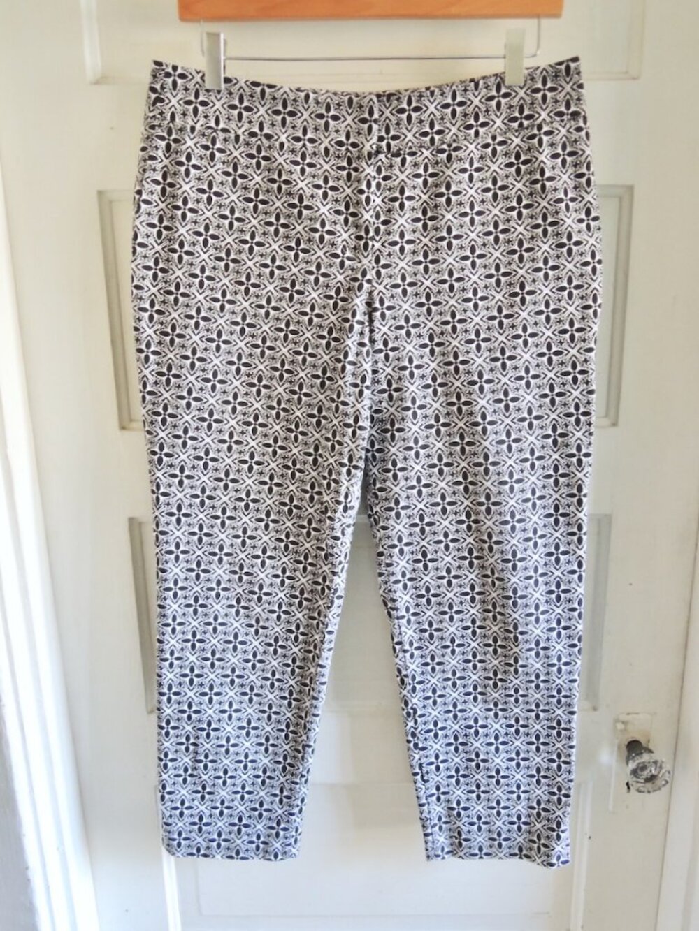 Talbots Black & White Hampshire Ankle Pant Geo Floral 10P